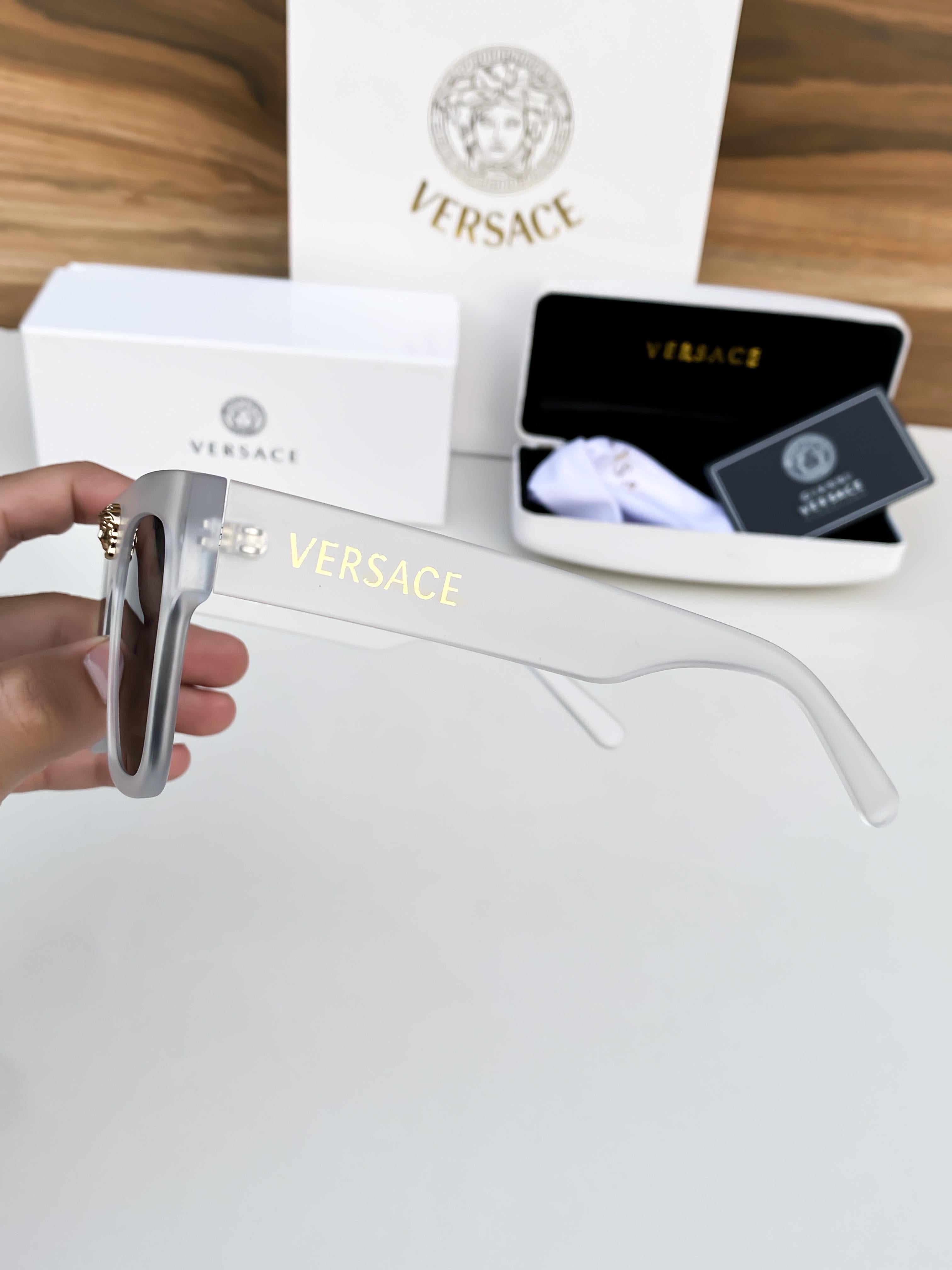 VER_sace white black 0898