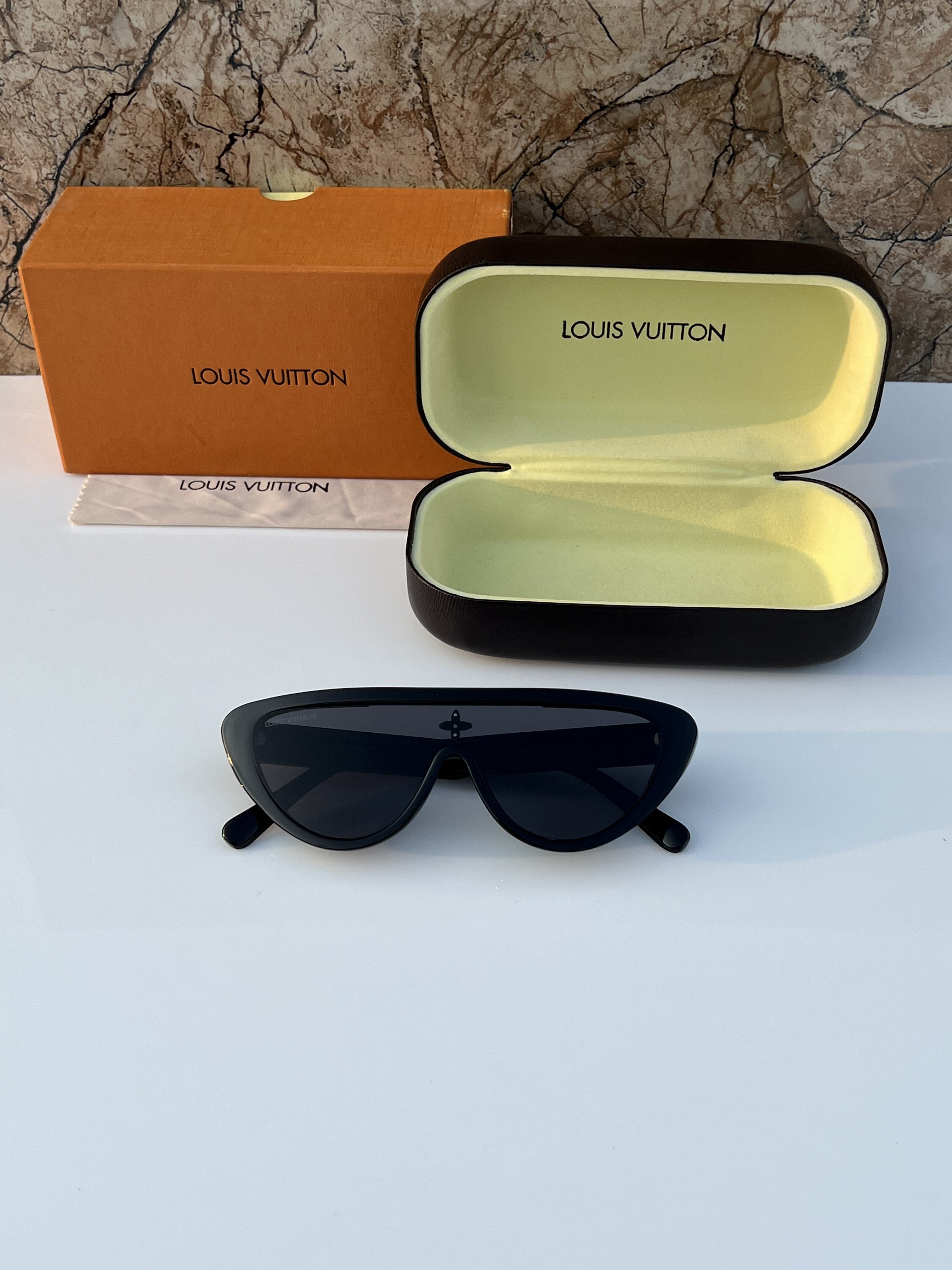 Lou_is_vuitt_on_2218_full_black