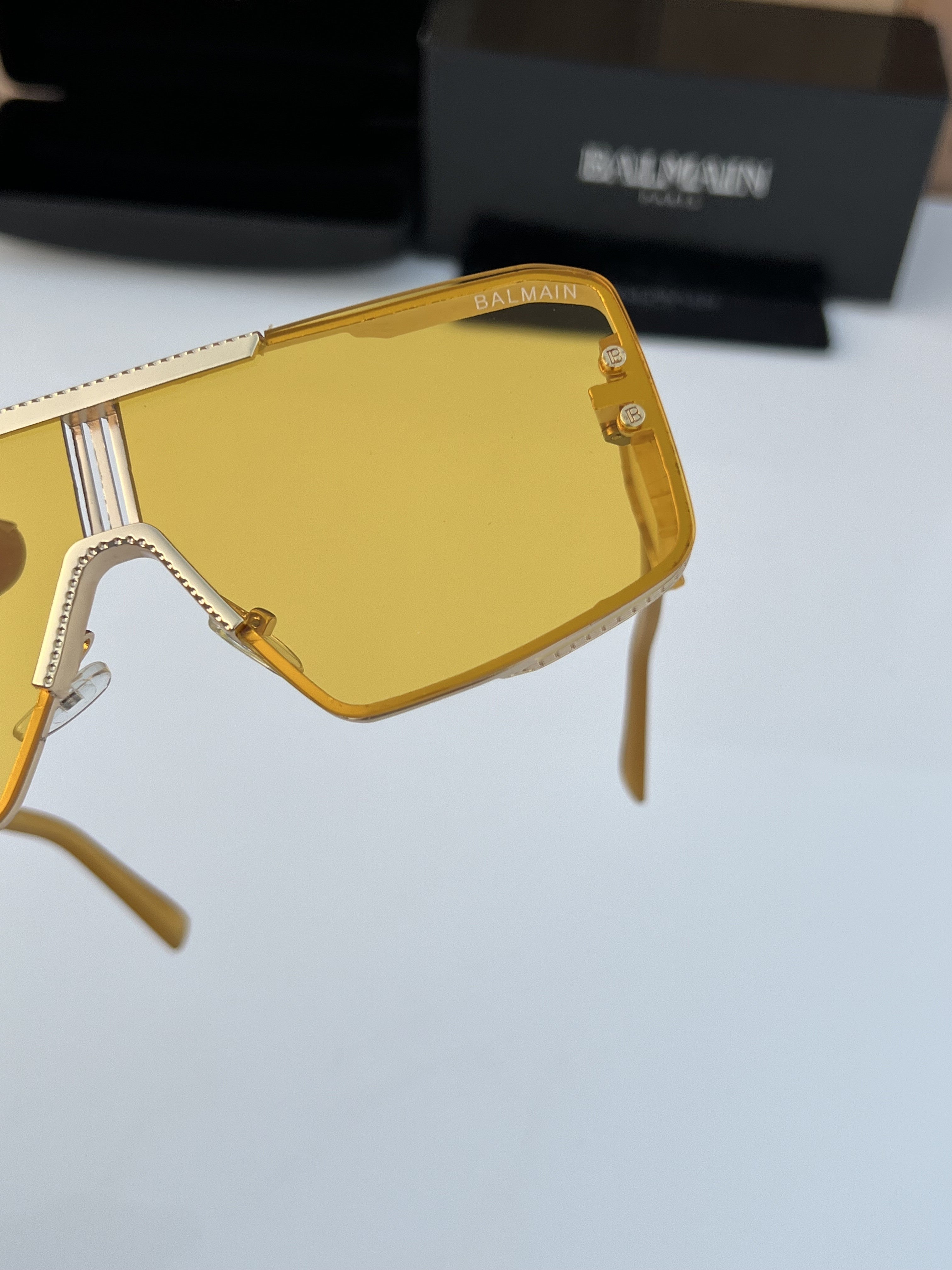 Bal_main_98196_gold_yellow