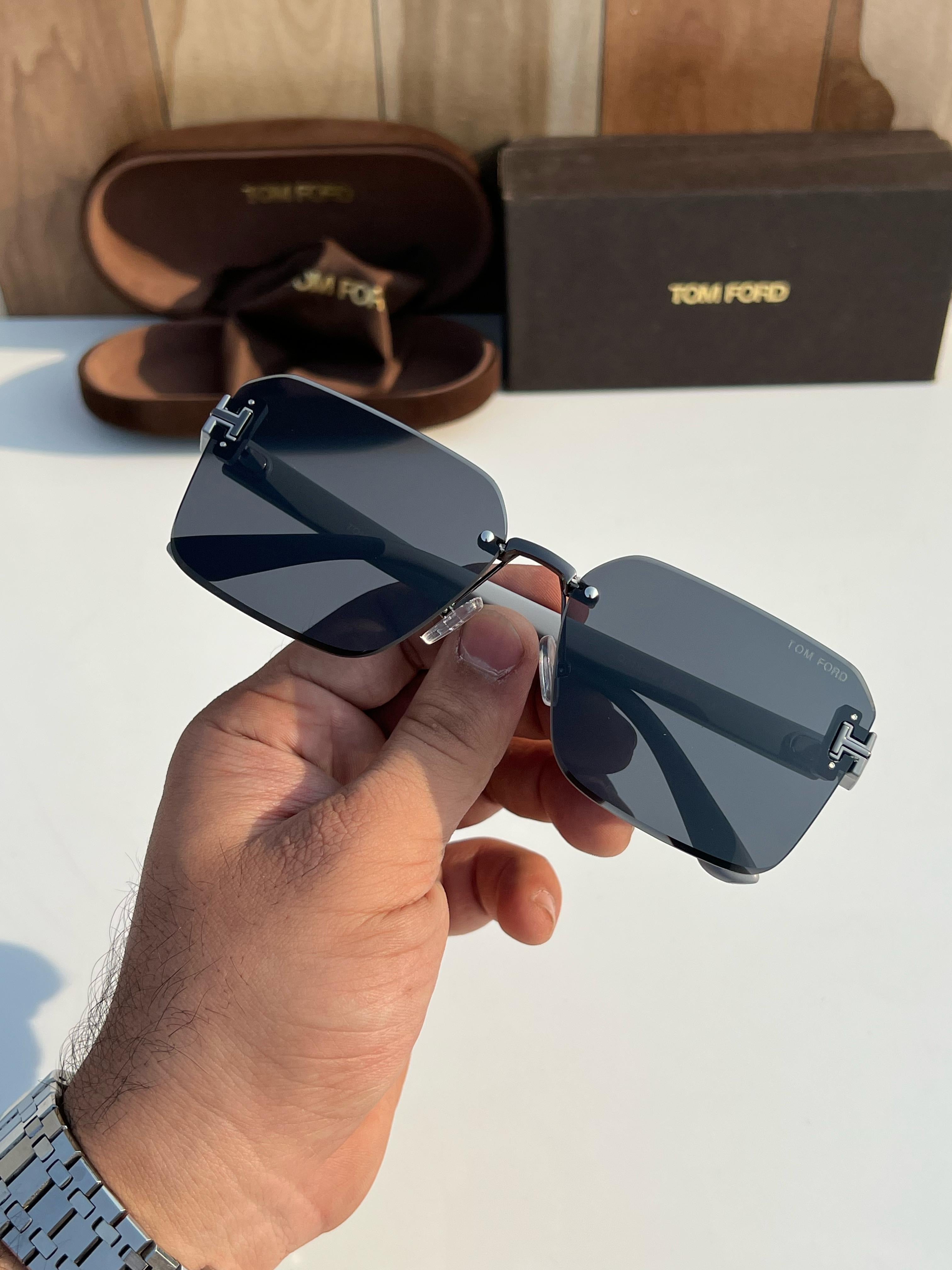 To_m_ford 18300 grey black A