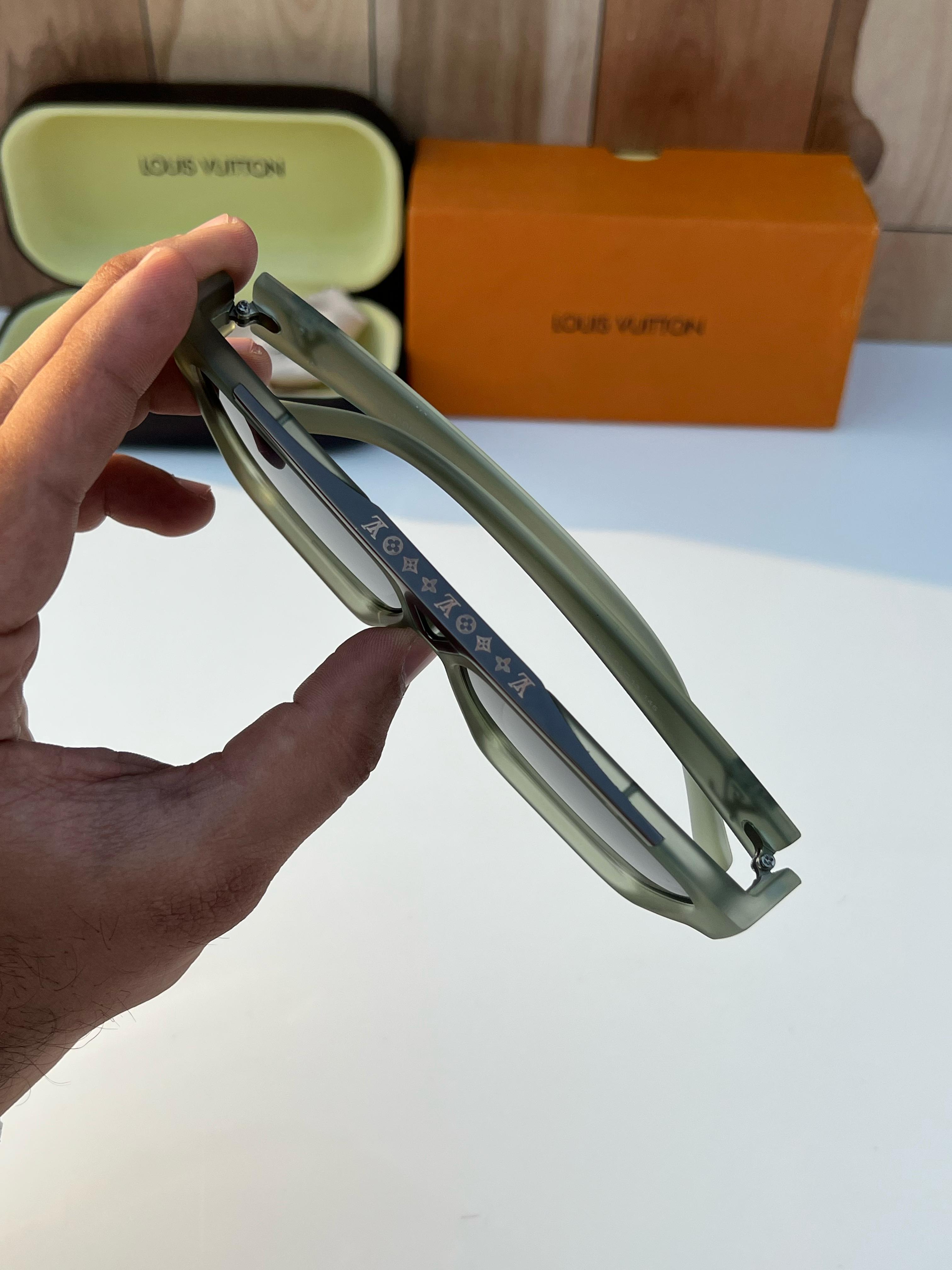 Lo_ui_s vui_tton 1502 green A