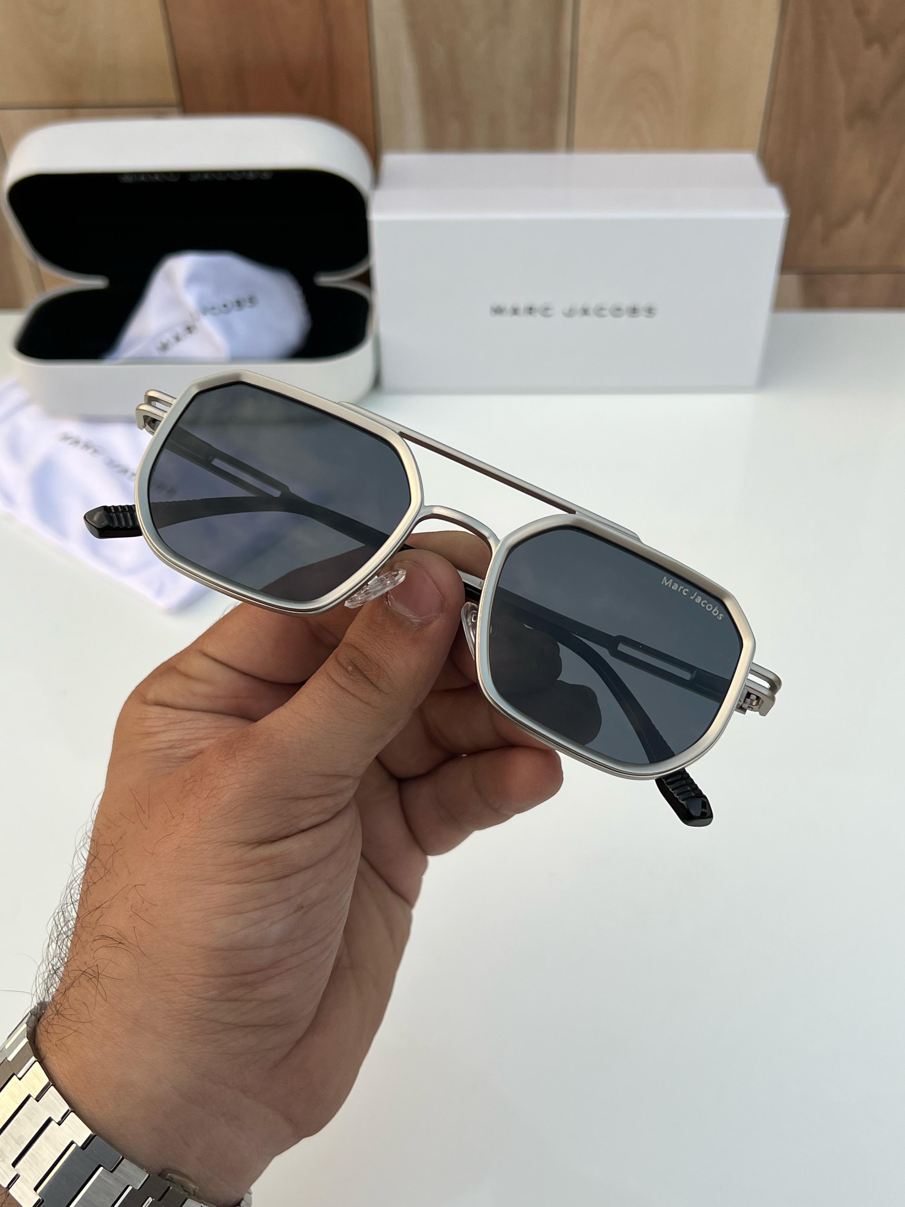 Mar  518 silver black A