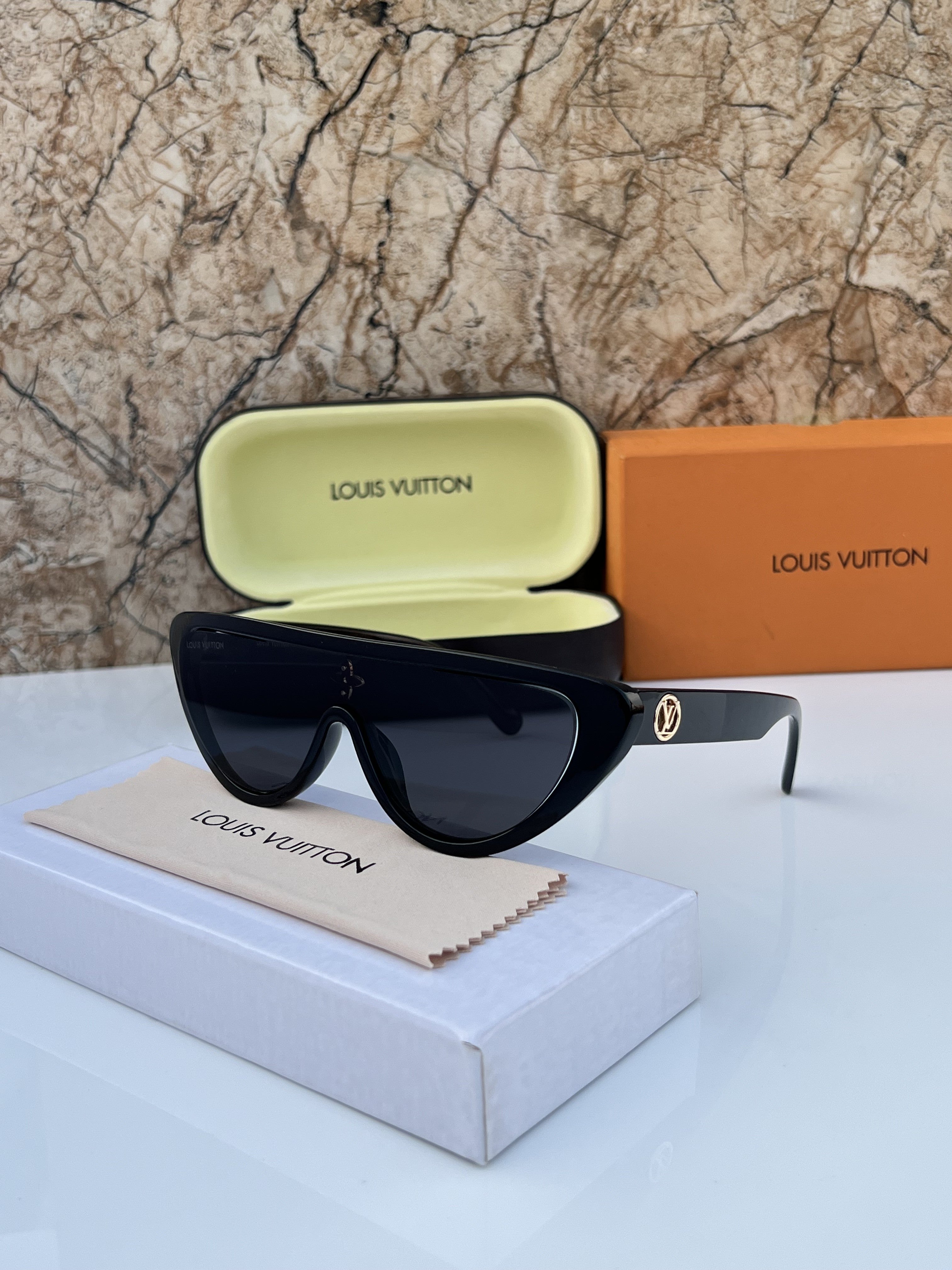 Lou_is_vuitt_on_2218_full_black