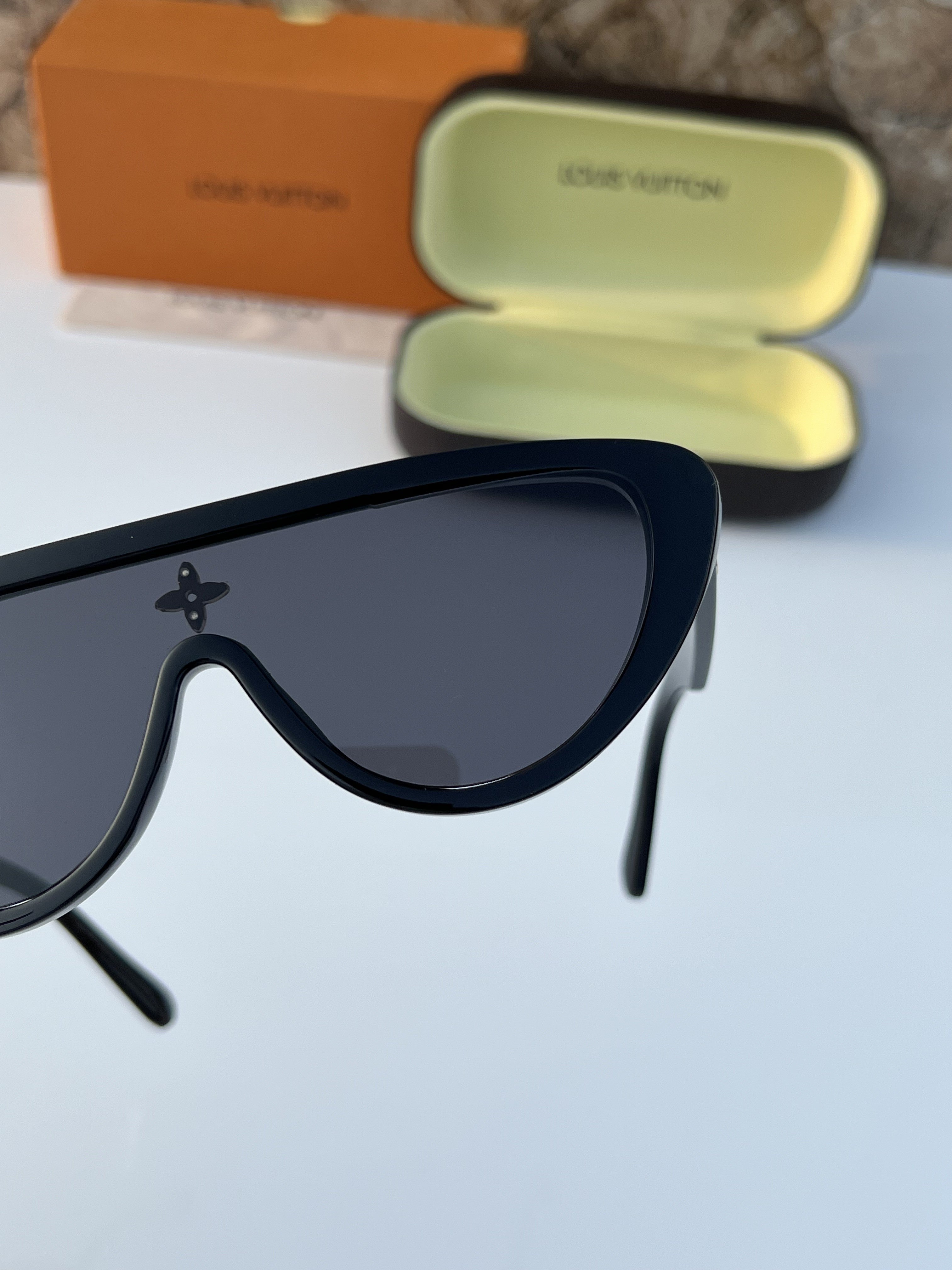 Lou_is_vuitt_on_2218_full_black