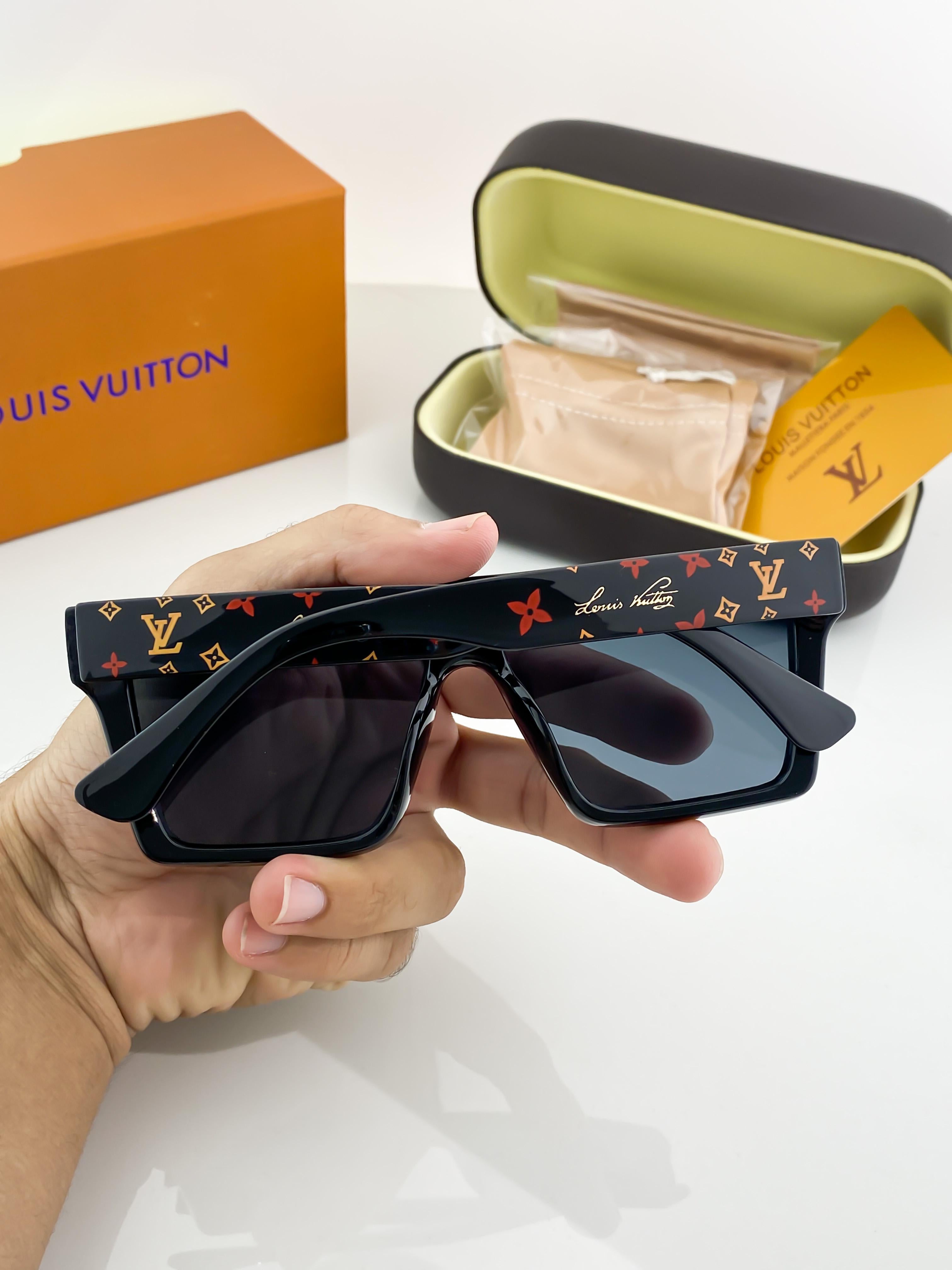 LO_UI_S VUI_TTON BLACK 1166 B